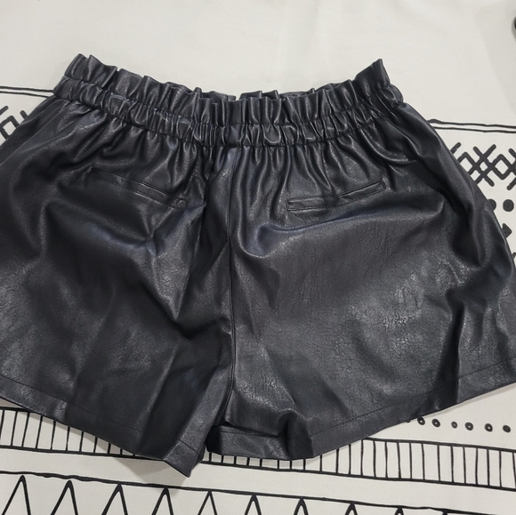 Women's High Waisted Wide Leg Black Faux Leather Shorts Size 2XL - Picture 3 of 9